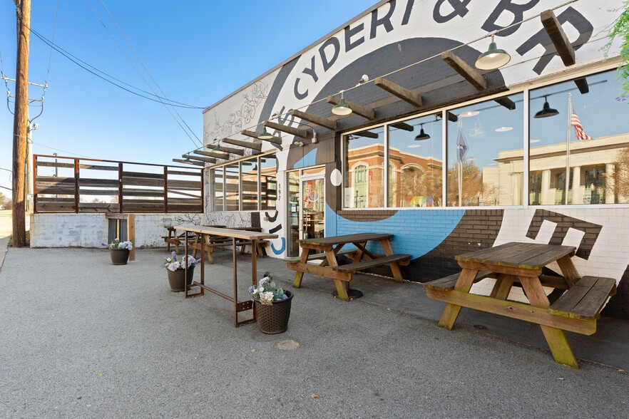 More Photos Of 197 E St John St, Spartanburg Restaurant For Lease