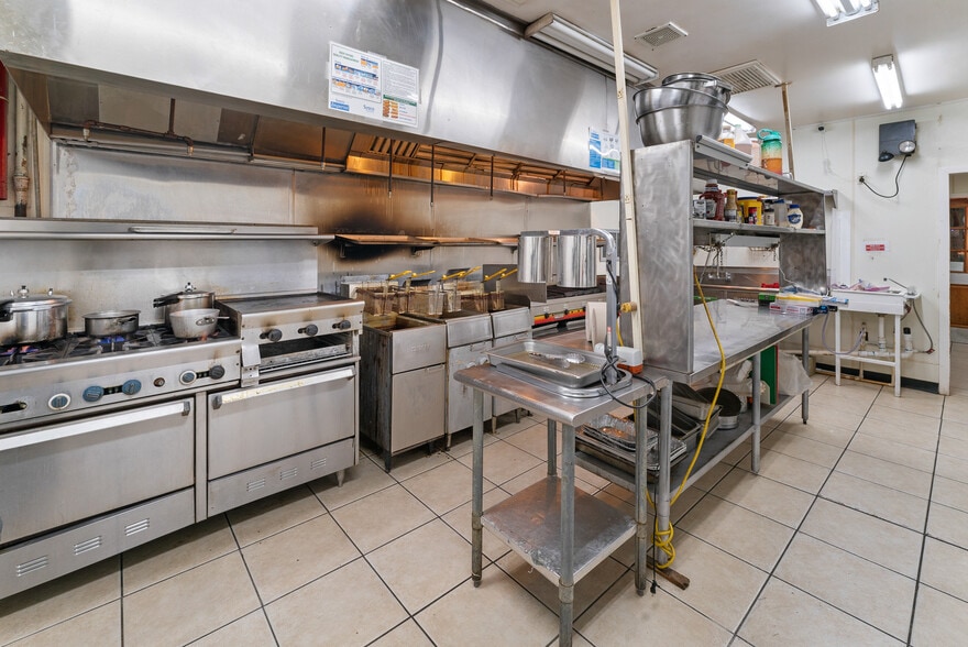 More Photos Of 512 S US Highway 301, Jesup Storefront For Sale
