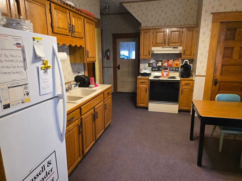 More Photos Of 219 E Lawrence Ave, Charlotte Office For Sale