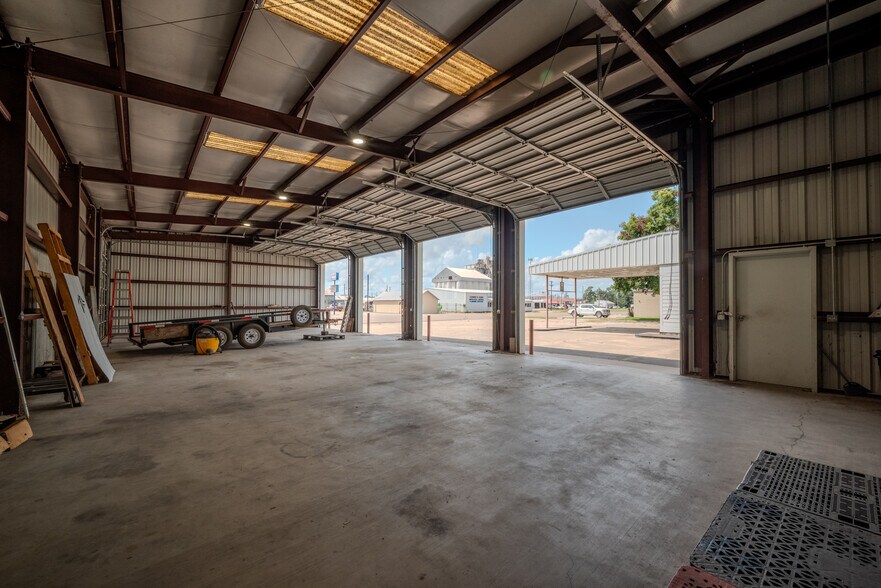 More Photos Of 619 E Jackson St, El Campo Warehouse For Lease