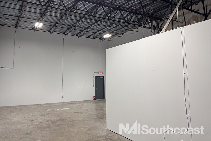 More Photos Of 645 NW Enterprise Dr, Port Saint Lucie Light Distribution For Lease
