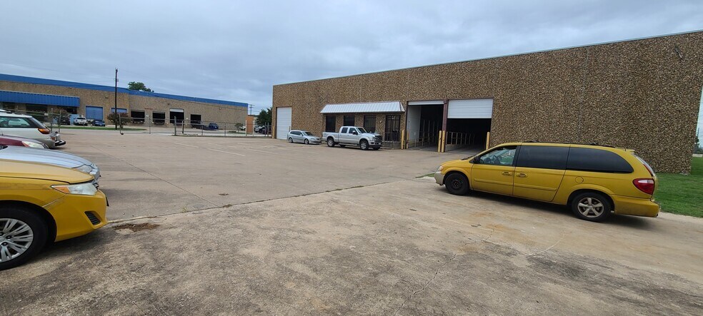 More Photos Of 2120 Vanco Dr, Irving Distribution For Lease