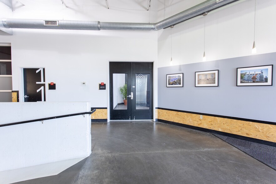 More Photos Of 2112 Broadway St NE, Minneapolis Showroom For Lease