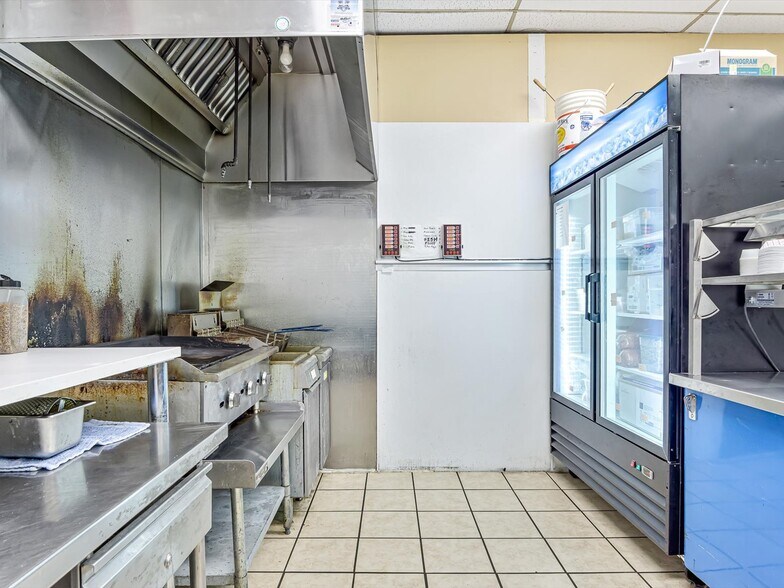 More Photos Of 116 N Main St, Marissa Freestanding For Sale