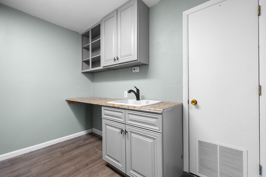 More Photos Of 121 13th St SW, Hickory Office For Sale