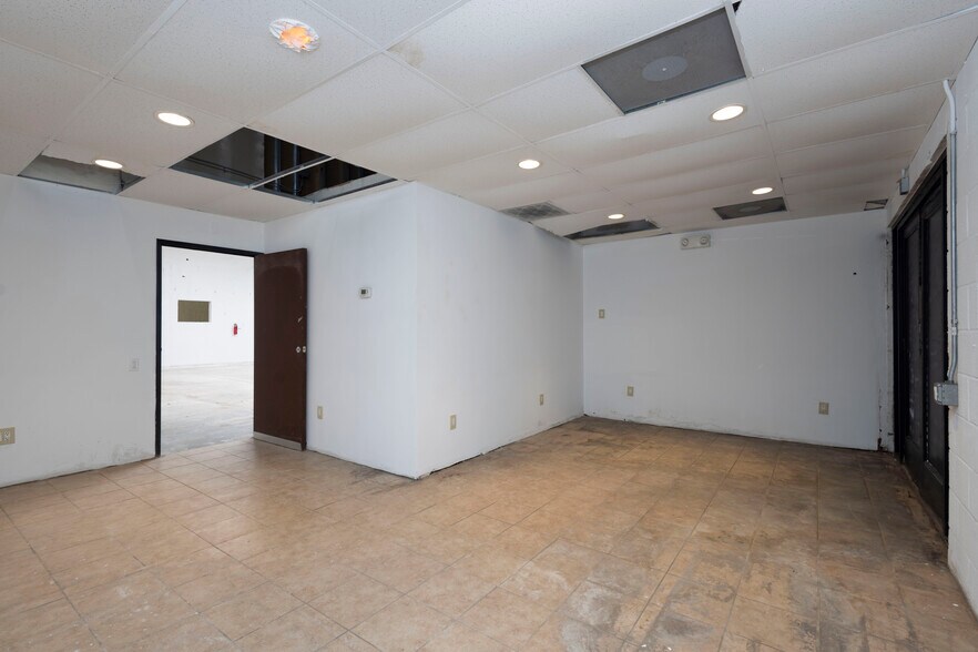 More Photos Of 2703 Southwest Dr, Los Angeles Warehouse For Lease