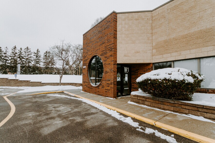 More Photos Of 5575-5599 W 78th St, Edina Research And Development For Lease