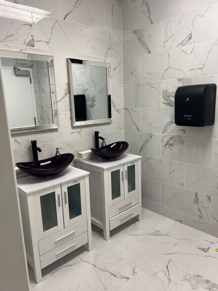 More Photos Of 5101-5125 S 36th St, Omaha Freestanding For Lease