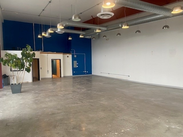 More Photos Of 10 Farrell St, South Burlington Storefront For Lease