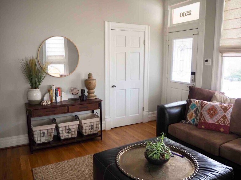 More Photos Of 2508-2510 Boll St, Dallas Office For Lease