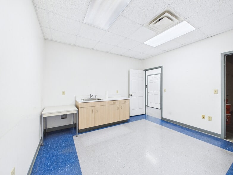 More Photos Of 6975 Flat Rock Rd, Midland Warehouse For Lease