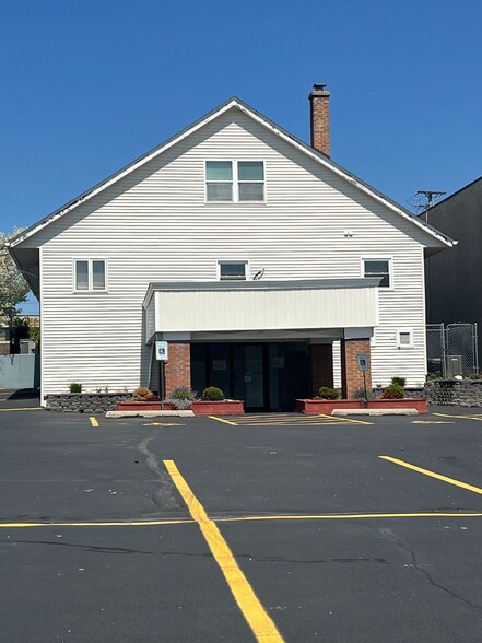 More Photos Of 4921 E State St, Rockford Storefront Retail Office For Lease