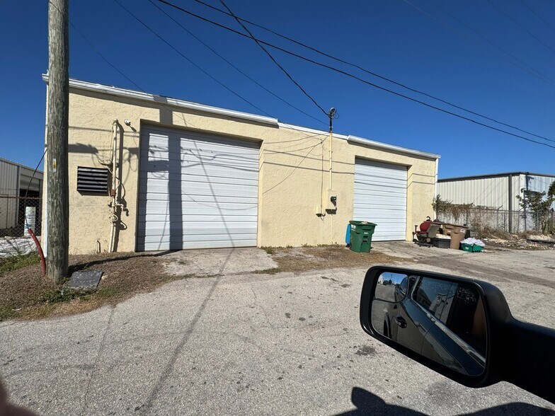 More Photos Of 1002 SE 9th St, Cape Coral Service For Lease