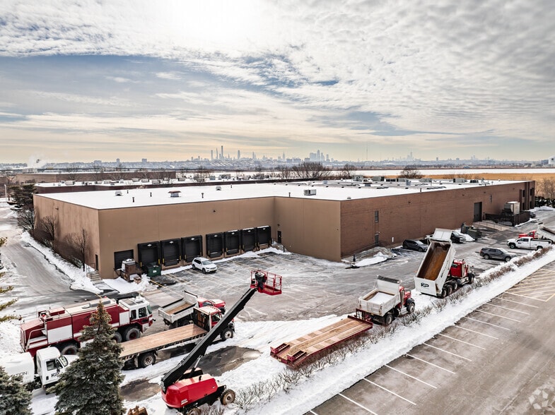 More Photos Of 570 Commerce Blvd, Carlstadt Warehouse For Lease