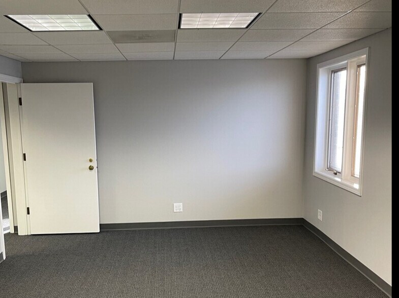 More Photos Of 110 S Hager Ave, Barrington Office For Lease