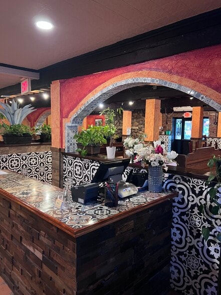 More Photos Of 300 Derby St, Salem Restaurant For Lease