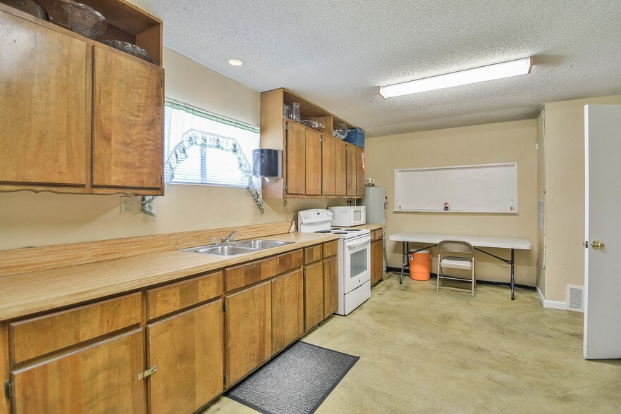 More Photos Of 1107 Weatherford Hwy, Granbury Religious Facility For Lease