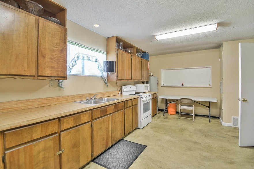 More Photos Of 1107 Weatherford Hwy, Granbury Religious Facility For Sale