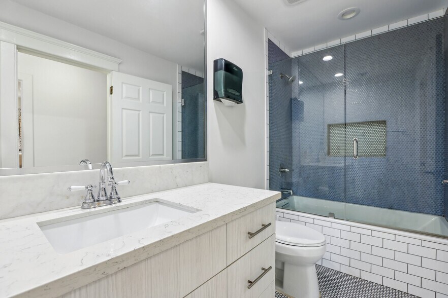 More Photos Of 6082 Selma Ave, Los Angeles Rehabilitation Center For Lease