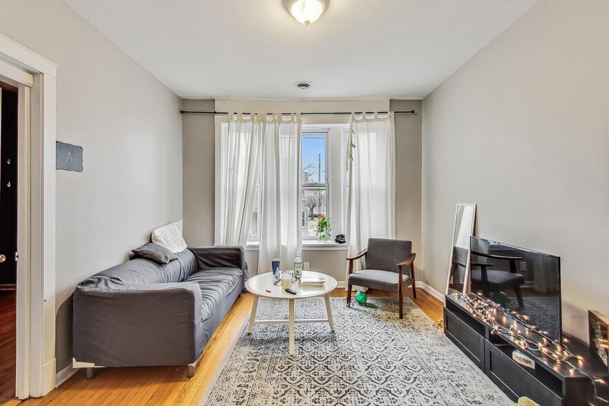 More Photos Of 3814 N Clark St, Chicago Storefront Retail Residential For Sale