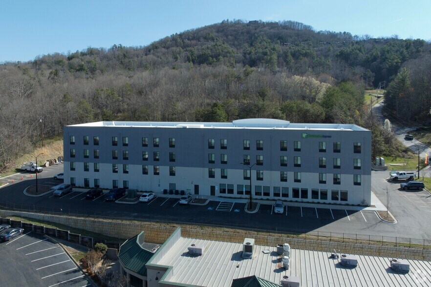 More Photos Of 4 Reynolds Mountain Blvd, Asheville Hotel For Sale