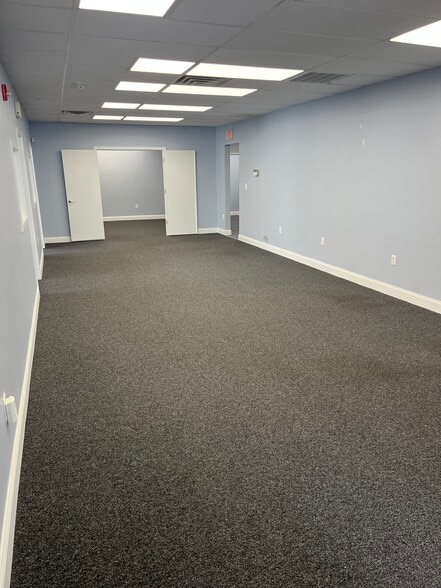 More Photos Of 34 Woodland Rd, Roseland Office For Lease