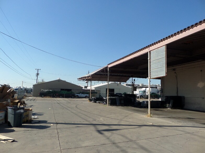More Photos Of 2602 W Holly St, Phoenix Warehouse For Lease