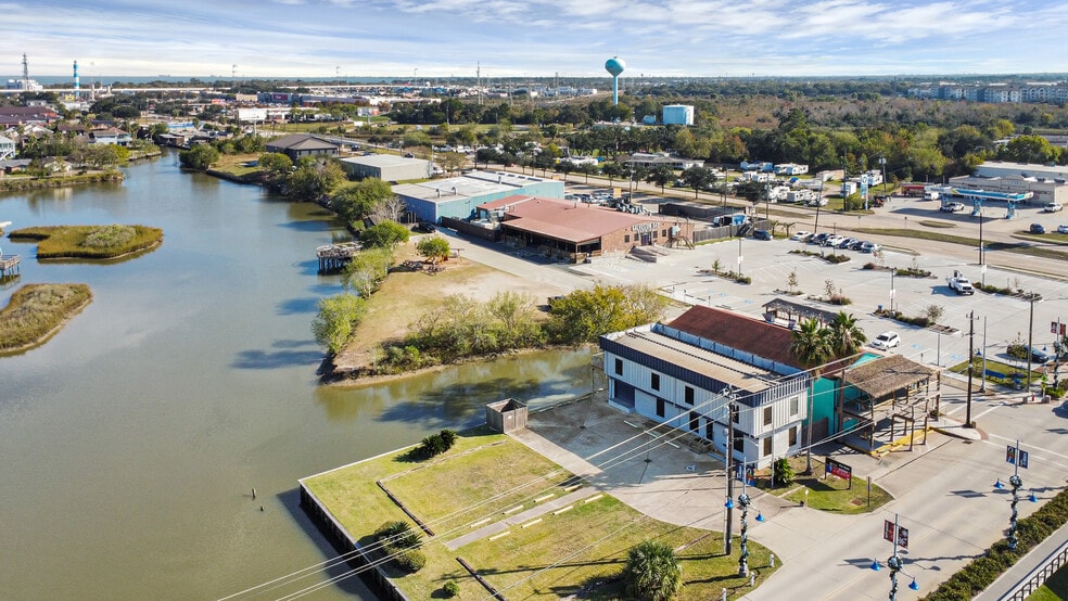 More Photos Of 815 Clear Lake Rd, Clear Lake Shores Storefront Retail Office For Sale