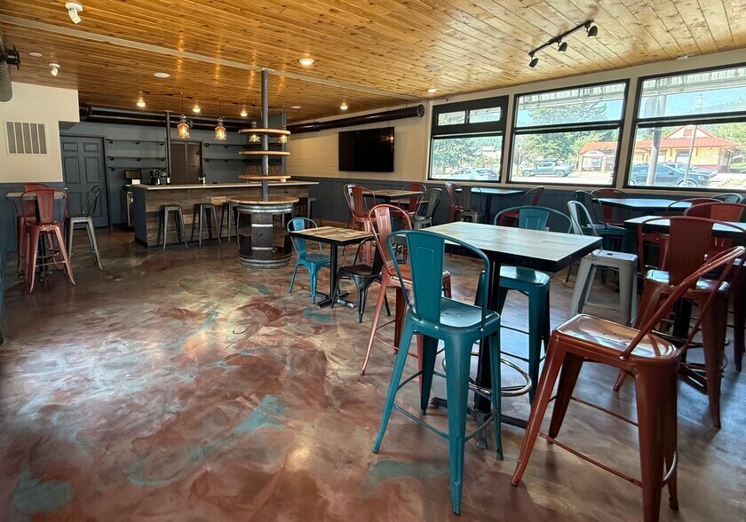 More Photos Of 121 W Midland Ave, Woodland Park Restaurant For Lease