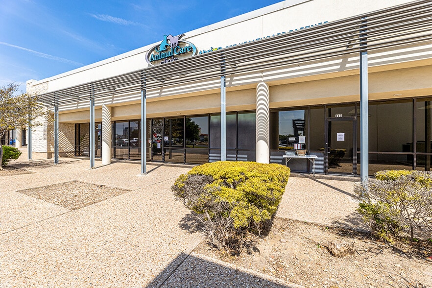 More Photos Of 2000 N Mays St, Round Rock Freestanding For Lease