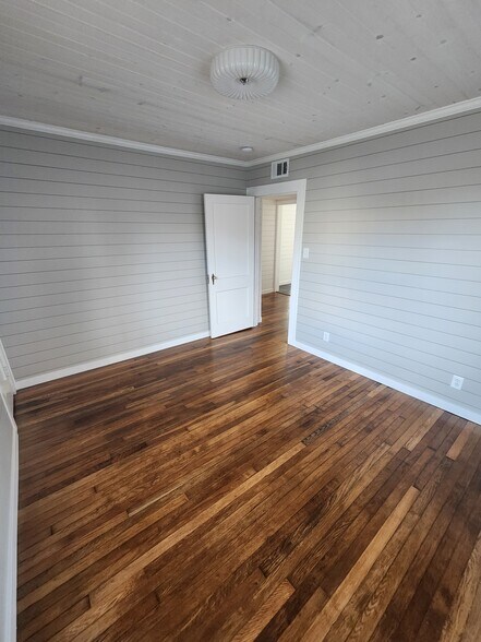 More Photos Of 109 Few St, Greer Office For Lease