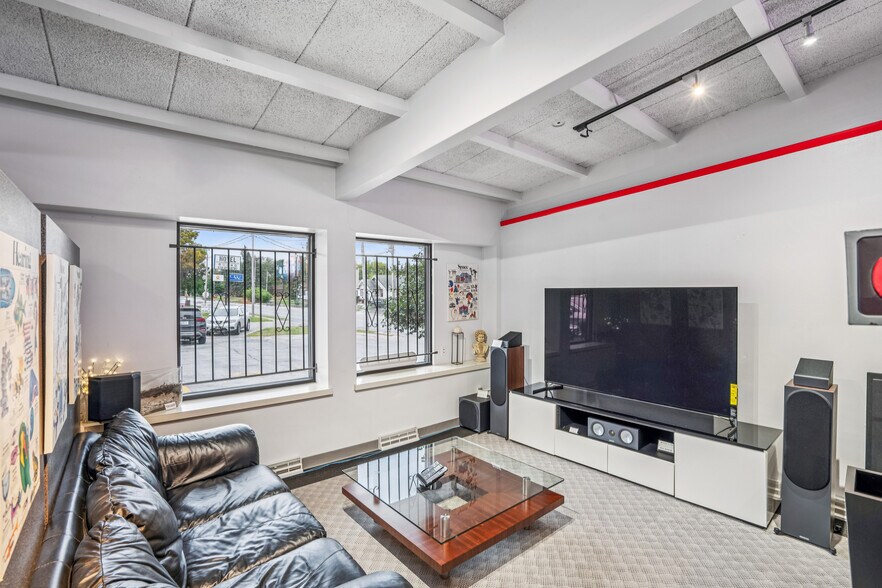 More Photos Of 4931 Douglas Ave, Des Moines General Retail For Sale