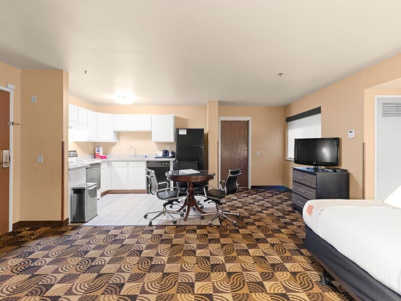 More Photos Of 1001 W College, Oak Creek Hotel For Sale