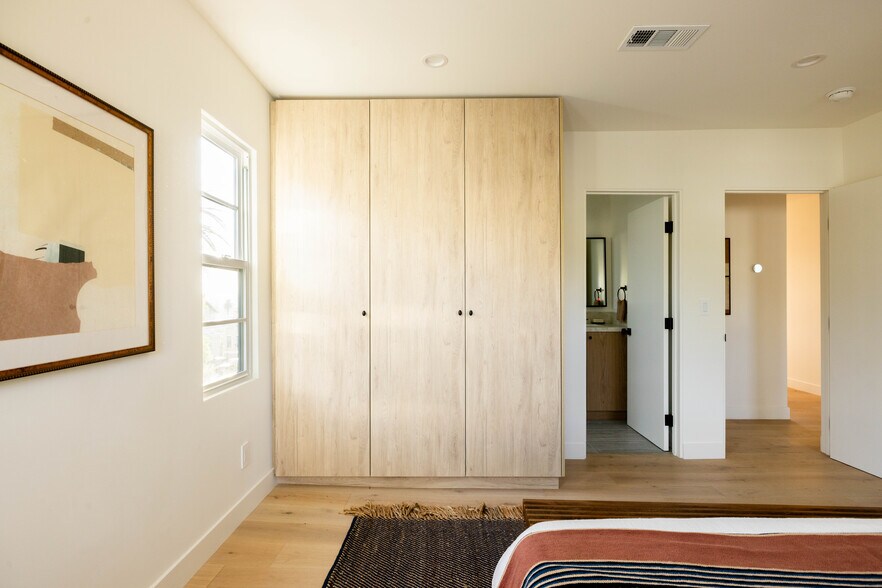 More Photos Of 1018 Manzanita St, Los Angeles Apartments For Sale