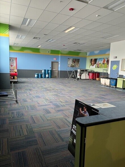 More Photos Of 465 W Arlington St, Gladstone General Retail For Sale