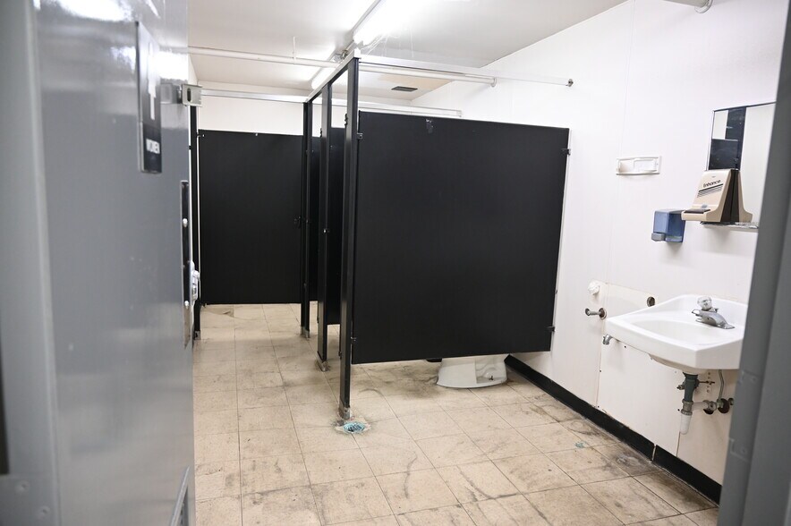 More Photos Of 2300 Claremont Ave, Ashland Freestanding For Lease