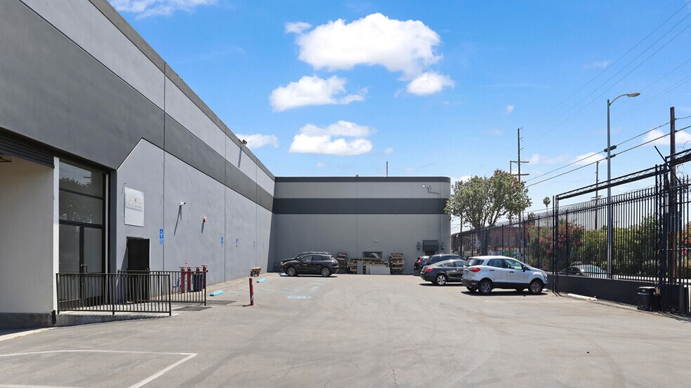 More Photos Of 2250 Maple Ave, Los Angeles Warehouse For Lease