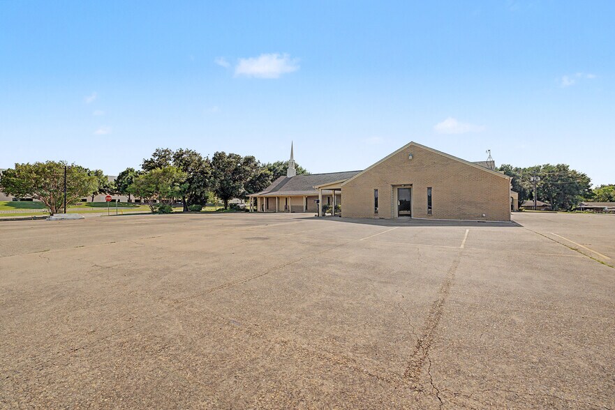 More Photos Of 2111 Skyline Dr, Mesquite Religious Facility For Sale