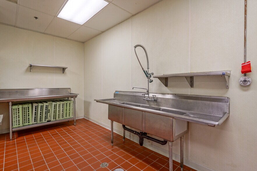 More Photos Of 3450 Gateway Dr, Grand Forks Restaurant For Lease