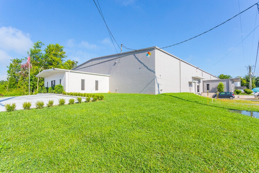 Primary Photo Of 506 Bear Creek Rd, Dalton Manufacturing For Sale