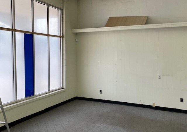 More Photos Of 110-114 W Commercial St, Charleston General Retail For Lease
