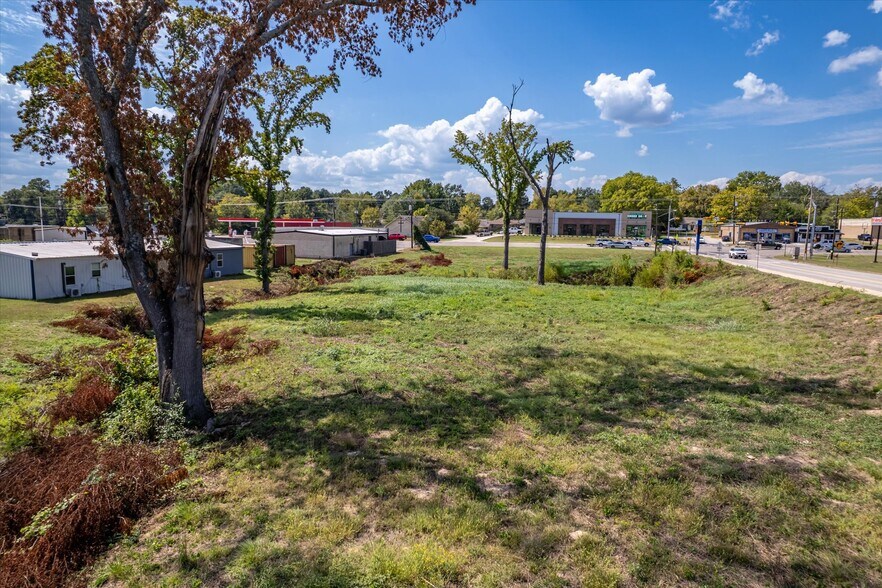 More Photos Of 906 S Main St, Lindale Light Distribution For Sale