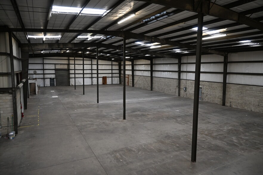 More Photos Of 6211 Anderson Rd, Tampa Warehouse For Lease