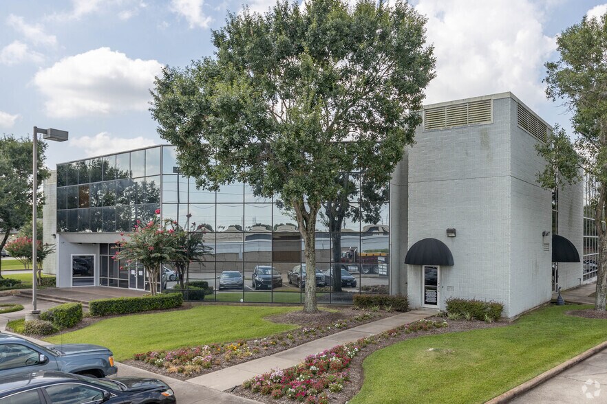 More Photos Of 14200 Gulf Fwy, Houston Office For Lease