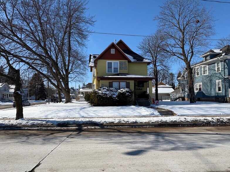 More Photos Of 1131 Wisconsin St, Oshkosh Apartments For Sale