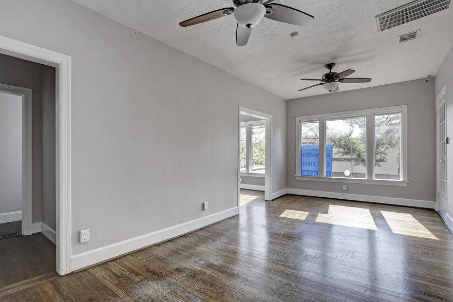 More Photos Of 4317 Montrose Blvd, Houston Storefront Retail Office For Lease