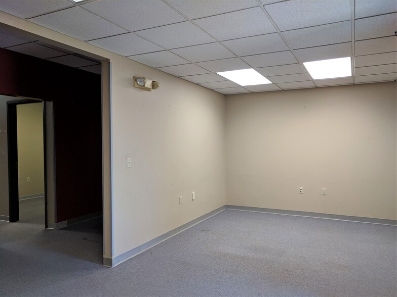 More Photos Of 901 W Main St, El Paso Office For Sale