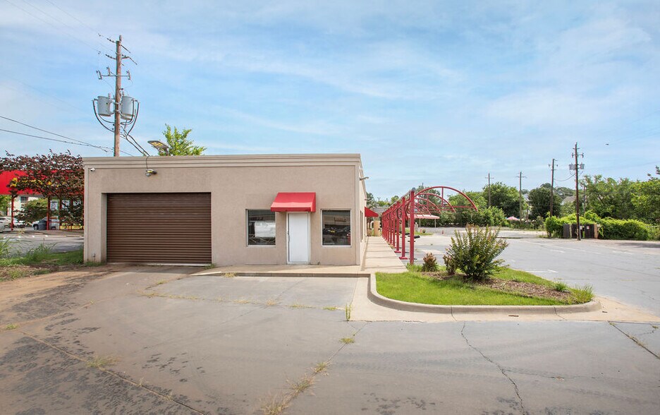 More Photos Of 9500 N Rodney Parham Rd, Little Rock Freestanding For Sale