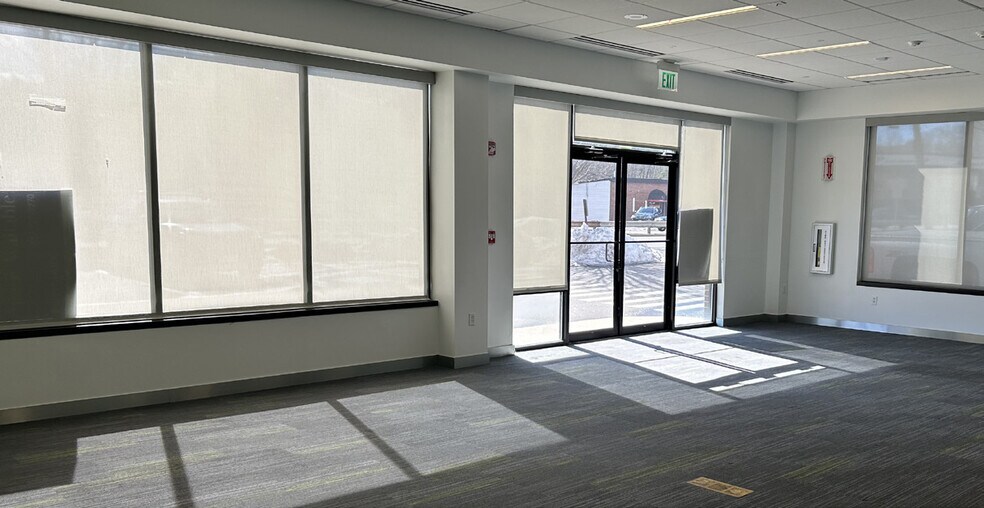 More Photos Of 999 Worcester St, Wellesley Storefront Retail Office For Lease