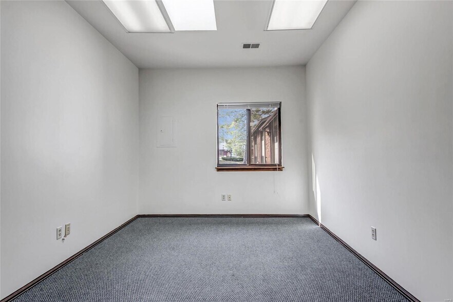 More Photos Of 101-279 Clarkson Executive Park, Ellisville Office For Lease